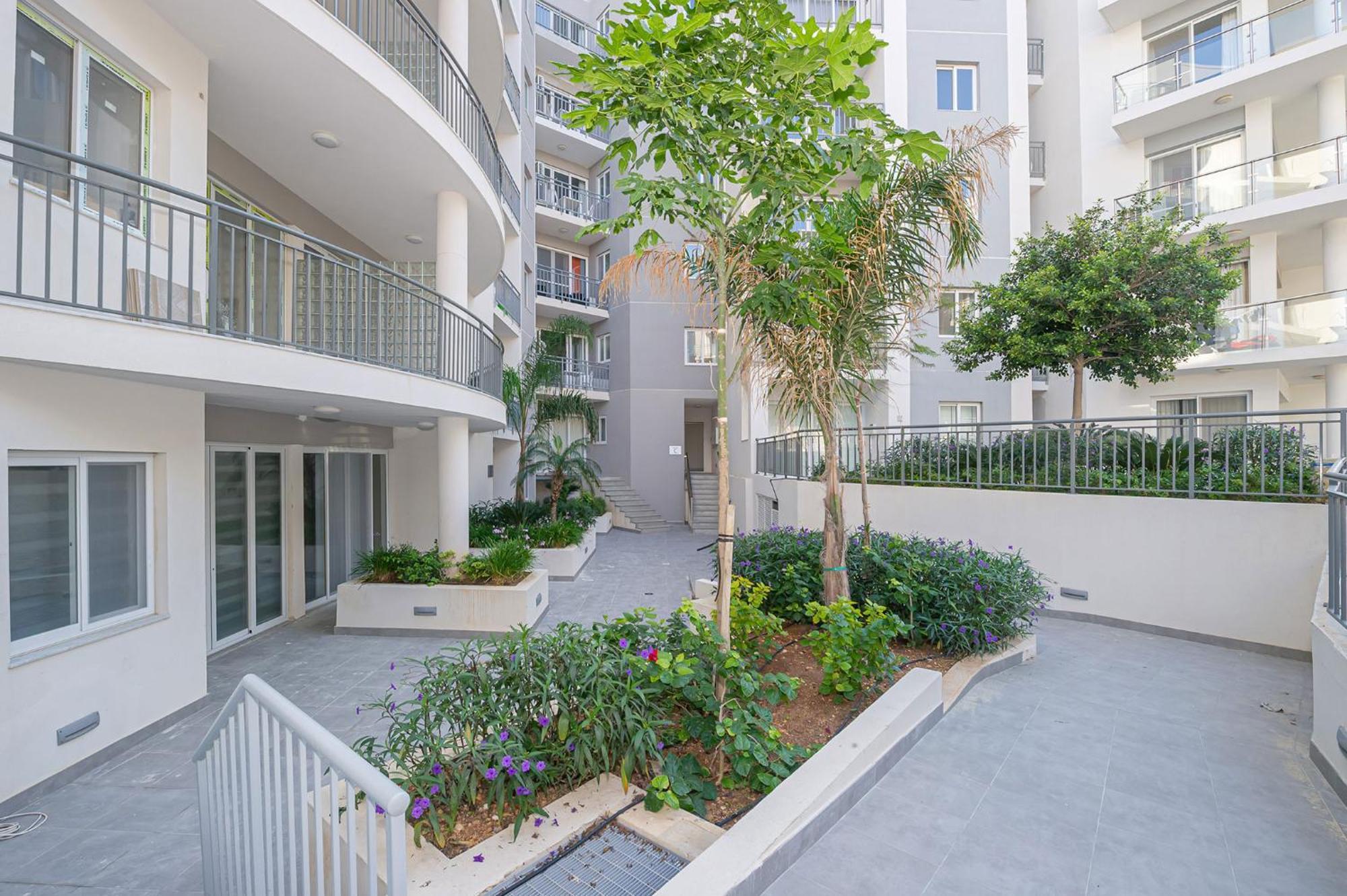 Hillock Apartment *