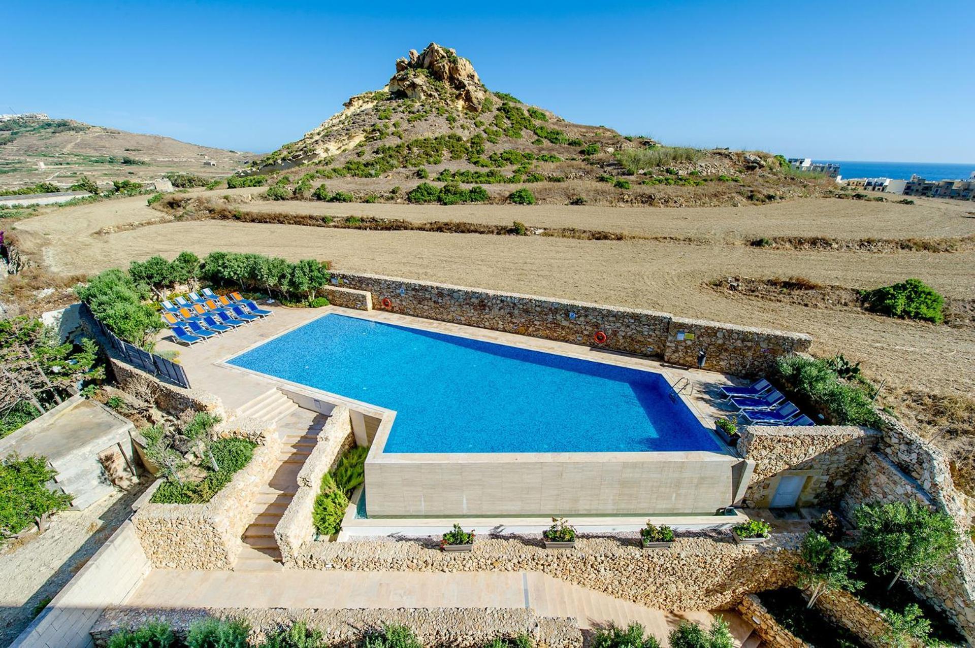 Hillock Apartment *