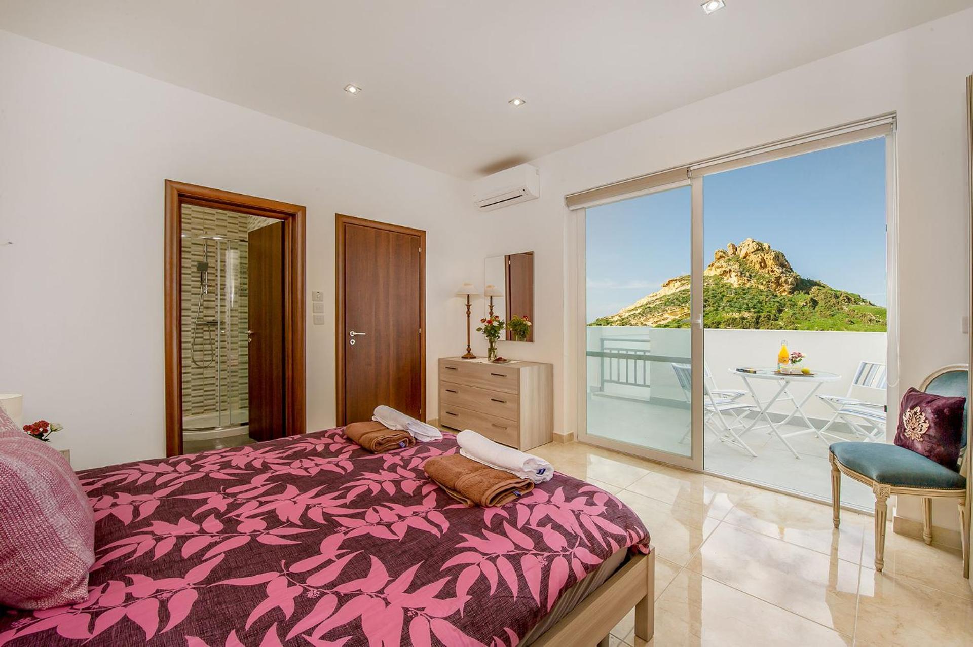 Hillock Apartment *